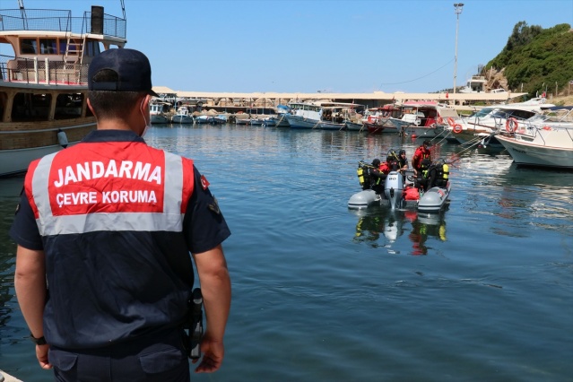 İzmir'de Jandarma SAK Timi denizde atık topladı