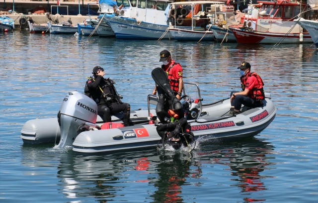 İzmir'de Jandarma SAK Timi denizde atık topladı