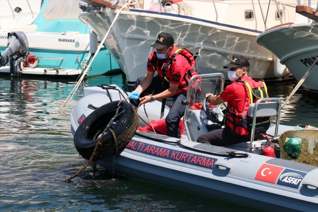 İzmir'de Jandarma SAK Timi denizde atık topladı