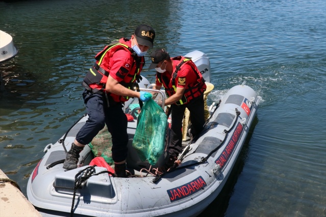 İzmir'de Jandarma SAK Timi denizde atık topladı