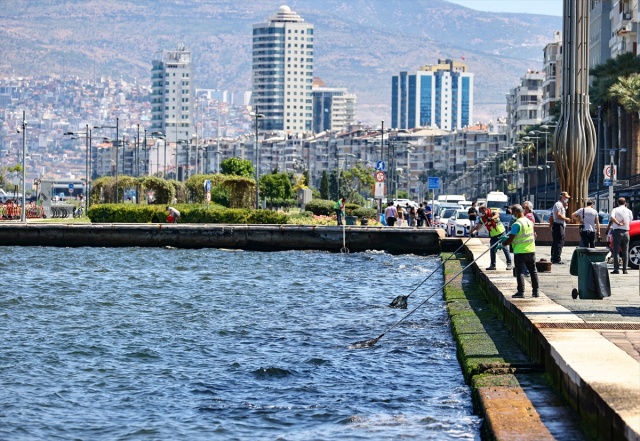 İzmir Büyükşehir Belediyesi dalgıçları Körfez’de dip temizliği yaptı