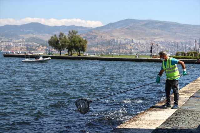 İzmir Büyükşehir Belediyesi dalgıçları Körfez’de dip temizliği yaptı