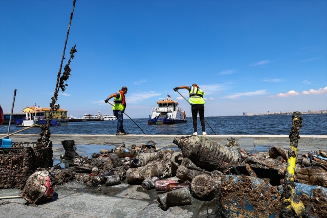 İzmir Büyükşehir Belediyesi dalgıçları Körfez’de dip temizliği yaptı