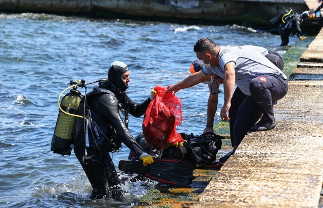 İzmir Büyükşehir Belediyesi dalgıçları Körfez’de dip temizliği yaptı