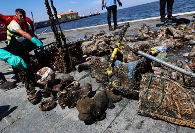 İzmir Büyükşehir Belediyesi dalgıçları Körfez’de dip temizliği yaptı