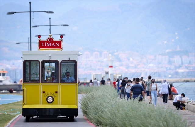 İzmir'de kısıtlamasız ilk cumartesi günü sahillerde yoğunluk oluştu