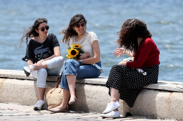 İzmir'de kısıtlamasız ilk cumartesi günü sahillerde yoğunluk oluştu