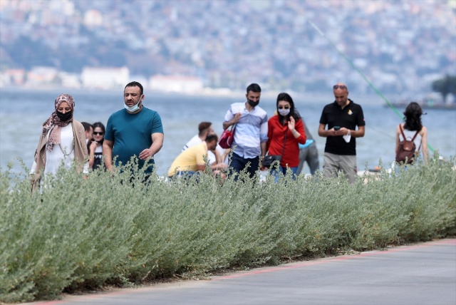 İzmir'de kısıtlamasız ilk cumartesi günü sahillerde yoğunluk oluştu