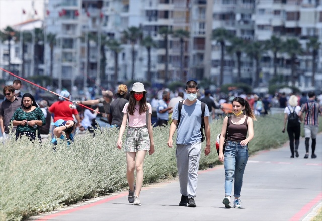 İzmir'de kısıtlamasız ilk cumartesi günü sahillerde yoğunluk oluştu