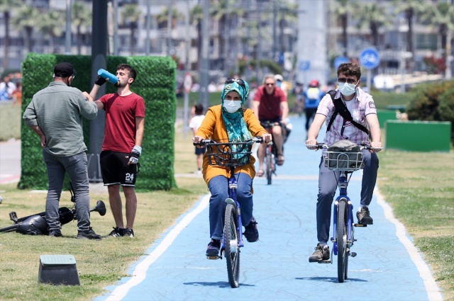 İzmir'de kısıtlamasız ilk cumartesi günü sahillerde yoğunluk oluştu