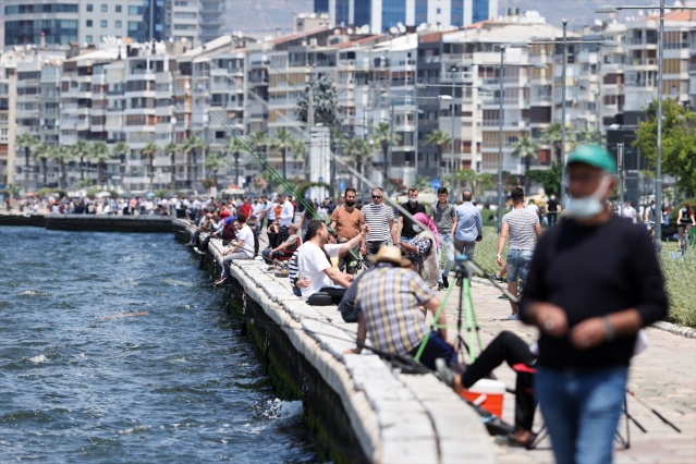 İzmir'de kısıtlamasız ilk cumartesi günü sahillerde yoğunluk oluştu