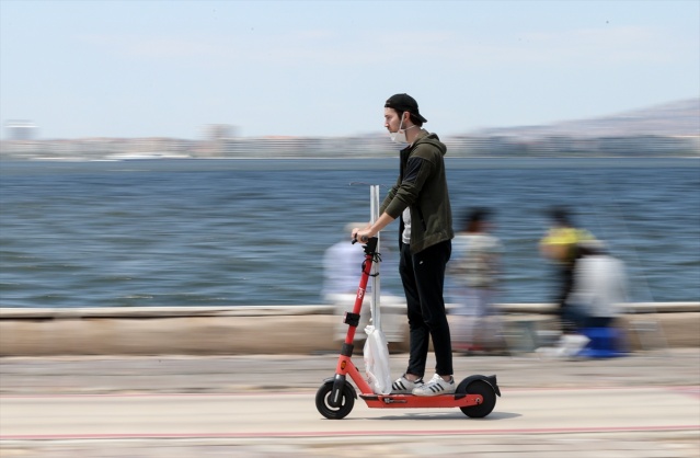 İzmir'de kısıtlamasız ilk cumartesi günü sahillerde yoğunluk oluştu