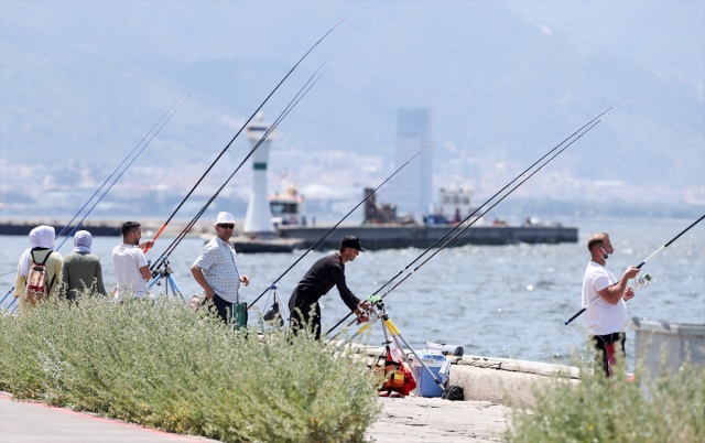 İzmir'de kısıtlamasız ilk cumartesi günü sahillerde yoğunluk oluştu