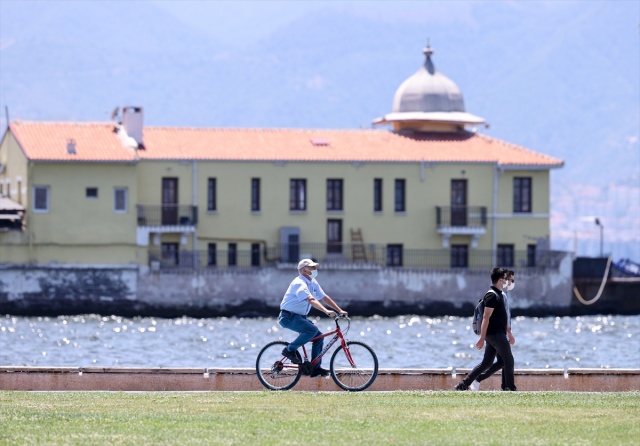 İzmir'de kısıtlamasız ilk cumartesi günü sahillerde yoğunluk oluştu