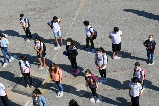 İzmir'de ortaokul ve liselerde yüz yüze eğitime başlandı