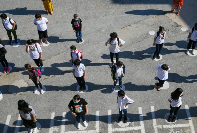 İzmir'de ortaokul ve liselerde yüz yüze eğitime başlandı