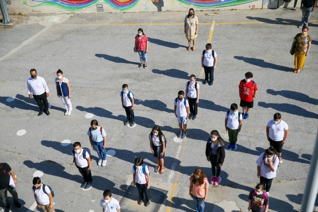 İzmir'de ortaokul ve liselerde yüz yüze eğitime başlandı