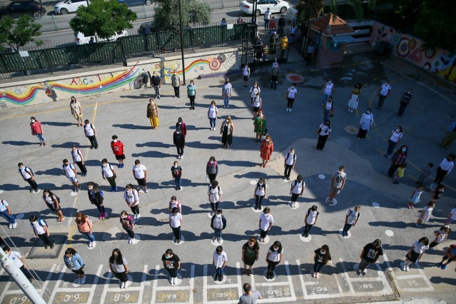 İzmir'de ortaokul ve liselerde yüz yüze eğitime başlandı