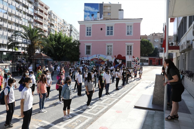 İzmir'de ortaokul ve liselerde yüz yüze eğitime başlandı