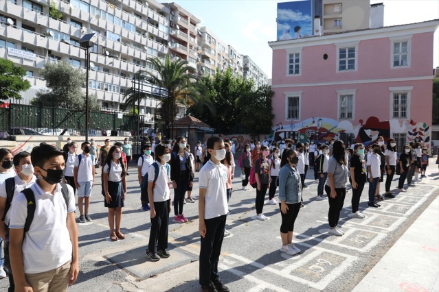 İzmir'de ortaokul ve liselerde yüz yüze eğitime başlandı