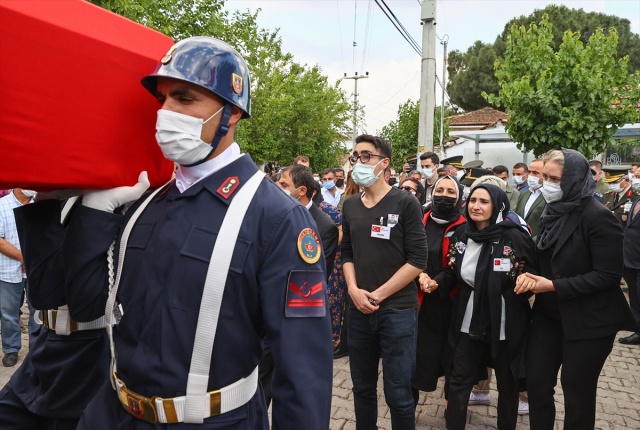 Şehit Astsubay Egemen Öztürk'ün cenazesi İzmir'de defnedildi