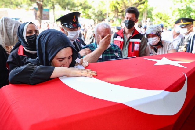 Şehit Astsubay Egemen Öztürk'ün cenazesi İzmir'de defnedildi