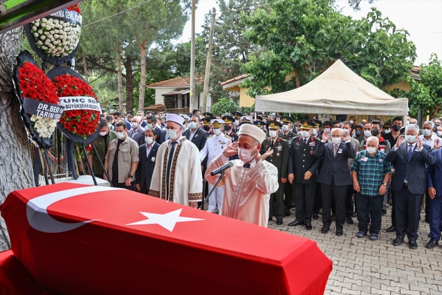 Şehit Astsubay Egemen Öztürk'ün cenazesi İzmir'de defnedildi