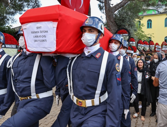 Şehit Astsubay Egemen Öztürk'ün cenazesi İzmir'de defnedildi