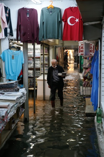 Kemeraltı Çarşısı'ndaki bazı iş yerlerini su bastı