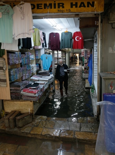 Kemeraltı Çarşısı'ndaki bazı iş yerlerini su bastı