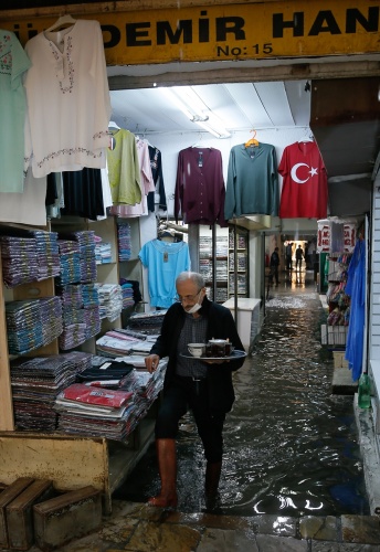 Kemeraltı Çarşısı'ndaki bazı iş yerlerini su bastı