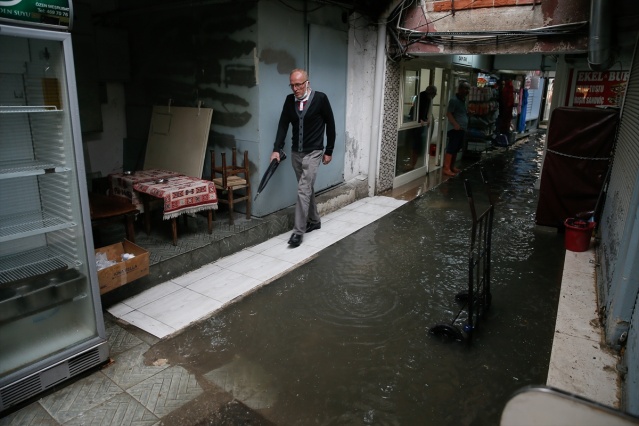 Kemeraltı Çarşısı'ndaki bazı iş yerlerini su bastı