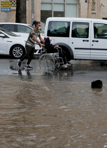 Kemeraltı Çarşısı'ndaki bazı iş yerlerini su bastı