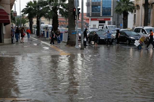 Kemeraltı Çarşısı'ndaki bazı iş yerlerini su bastı