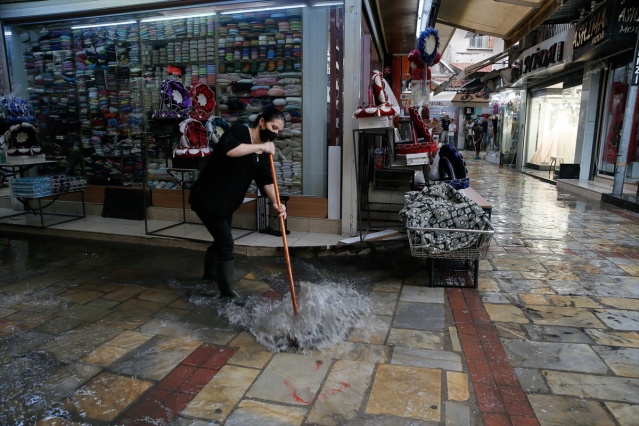 Kemeraltı Çarşısı'ndaki bazı iş yerlerini su bastı