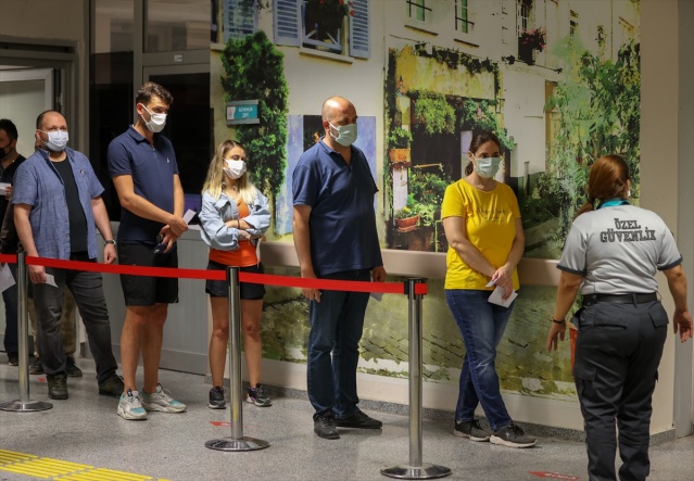 Aşı merkezlerinde akşam da yoğunluk yaşanıyor