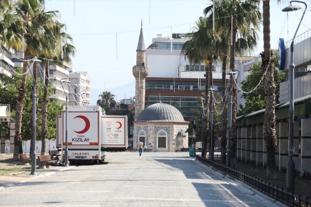 Kısıtlamada İzmir sokakları tenhalaştı