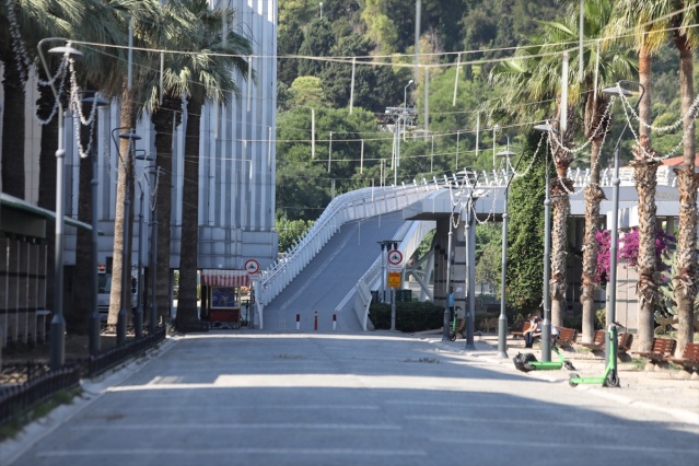 Kısıtlamada İzmir sokakları tenhalaştı