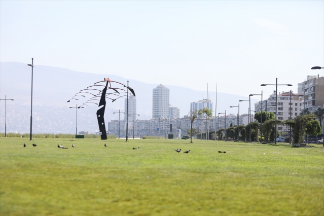 Kısıtlamada İzmir sokakları tenhalaştı