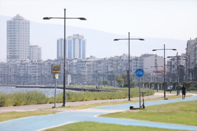 Kısıtlamada İzmir sokakları tenhalaştı