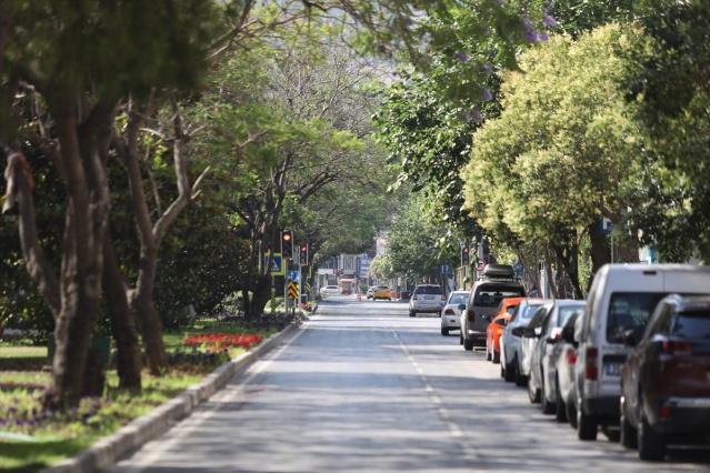 Kısıtlamada İzmir sokakları tenhalaştı