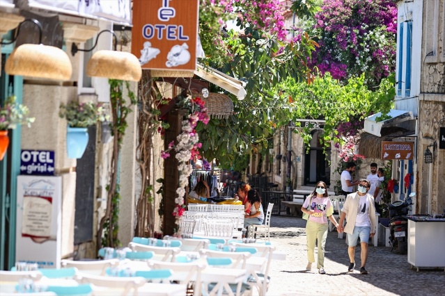 Sörfün adresi Alaçatı, taş evleriyle de ilgi görüyor