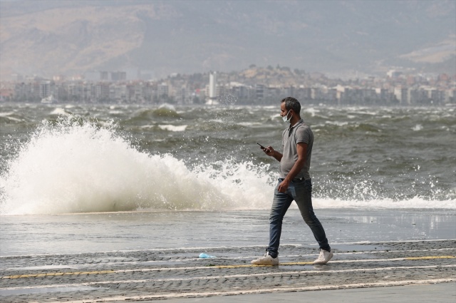 İzmir'de kısa süreli fırtına hayatı olumsuz etkiledi