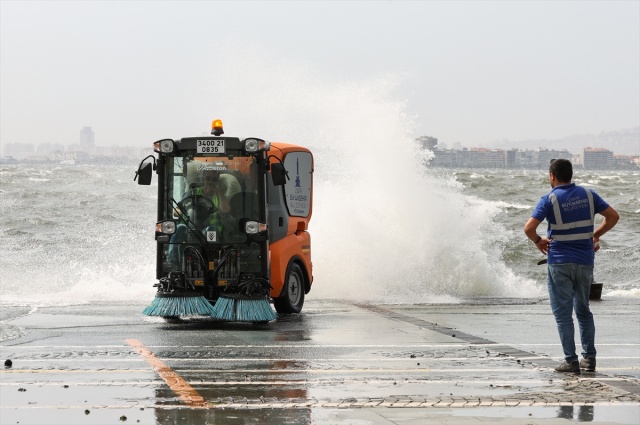 İzmir'de kısa süreli fırtına hayatı olumsuz etkiledi