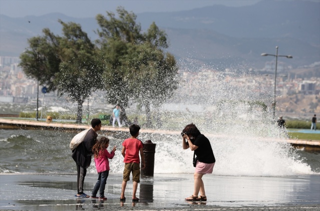 İzmir'de kısa süreli fırtına hayatı olumsuz etkiledi