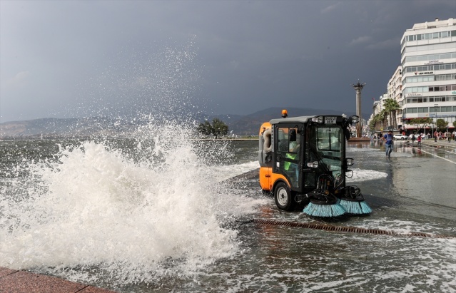 İzmir'de kısa süreli fırtına hayatı olumsuz etkiledi