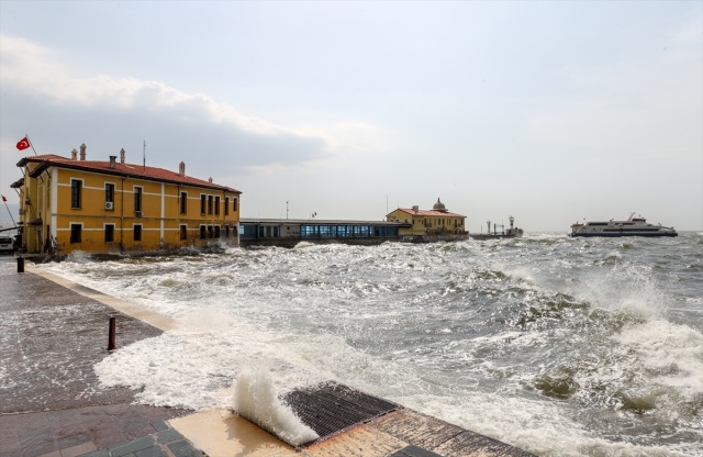 İzmir'de kısa süreli fırtına hayatı olumsuz etkiledi