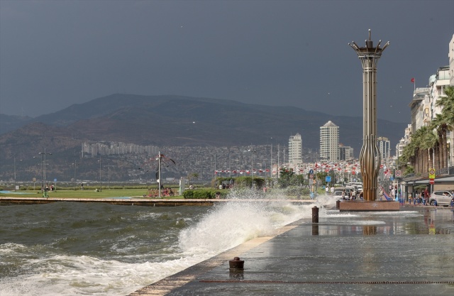 İzmir'de kısa süreli fırtına hayatı olumsuz etkiledi