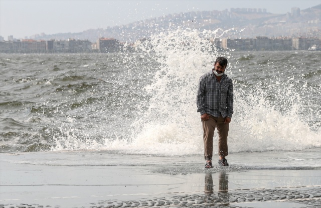 İzmir'de kısa süreli fırtına hayatı olumsuz etkiledi