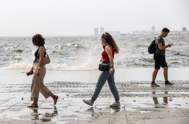 İzmir'de kısa süreli fırtına hayatı olumsuz etkiledi